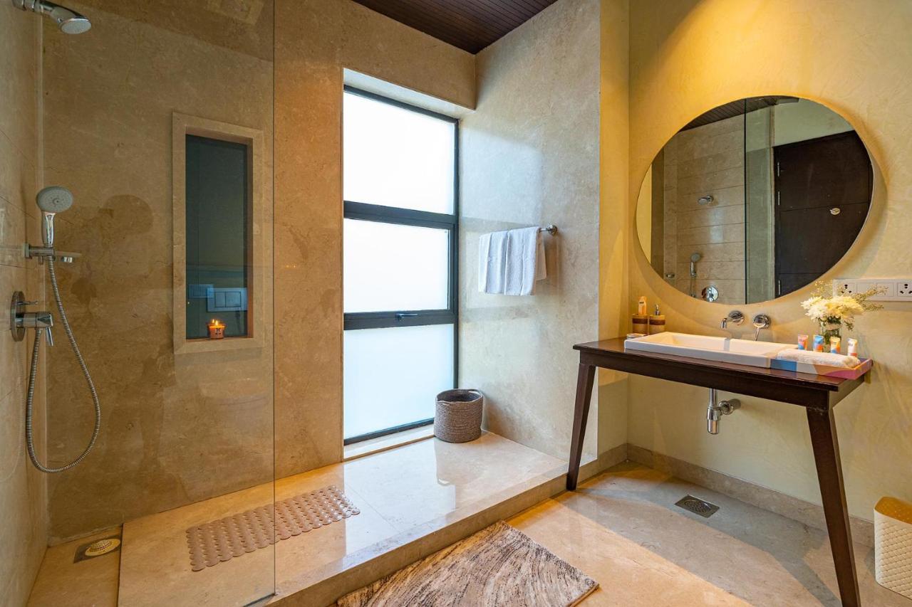 Oceanic Sunsets With River View, Comp Breakfast & Infinity Pool At Stayvista Verem Exterior foto